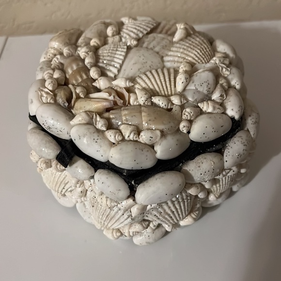 Shell keepsake box - Picture 2 of 7